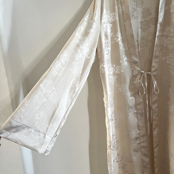 Urban outfitters cream floral shiny coverups maxi jacket size large - Picture 2 of 7